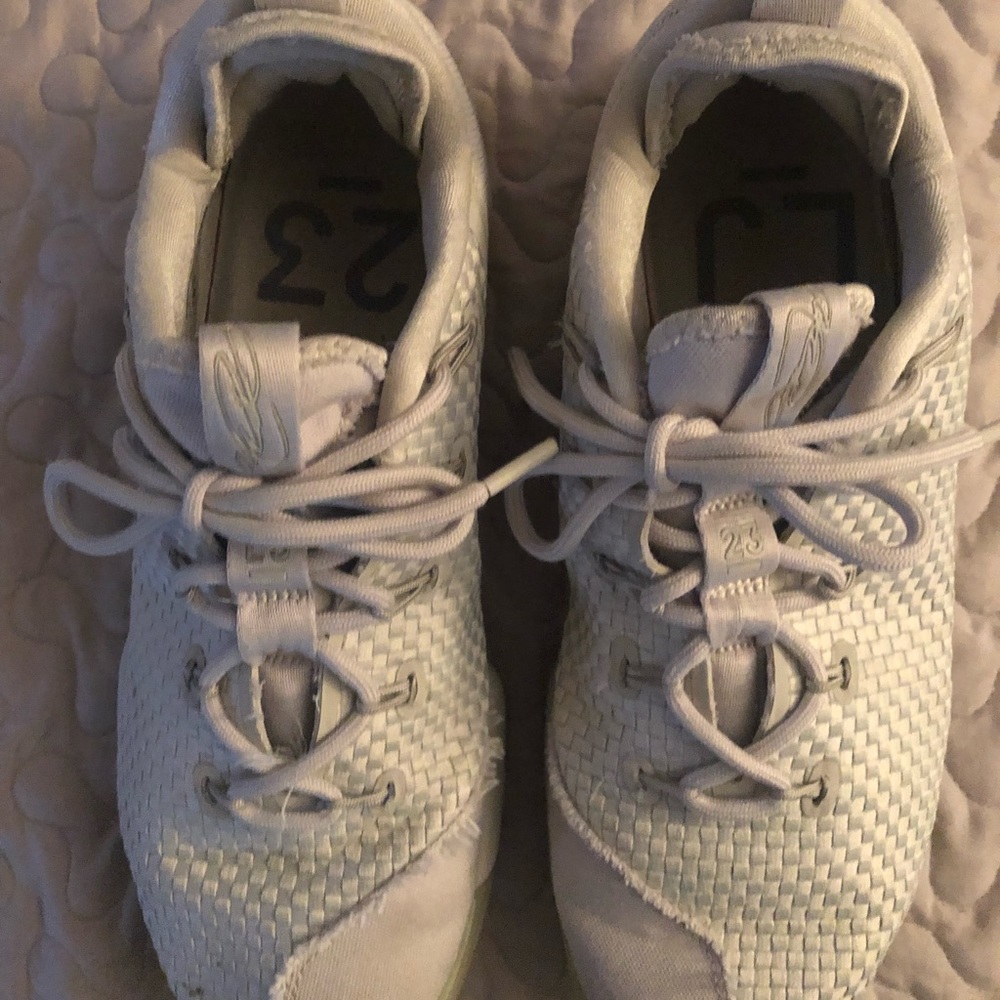 Men’s Nike L. James # 23 size 9.5
